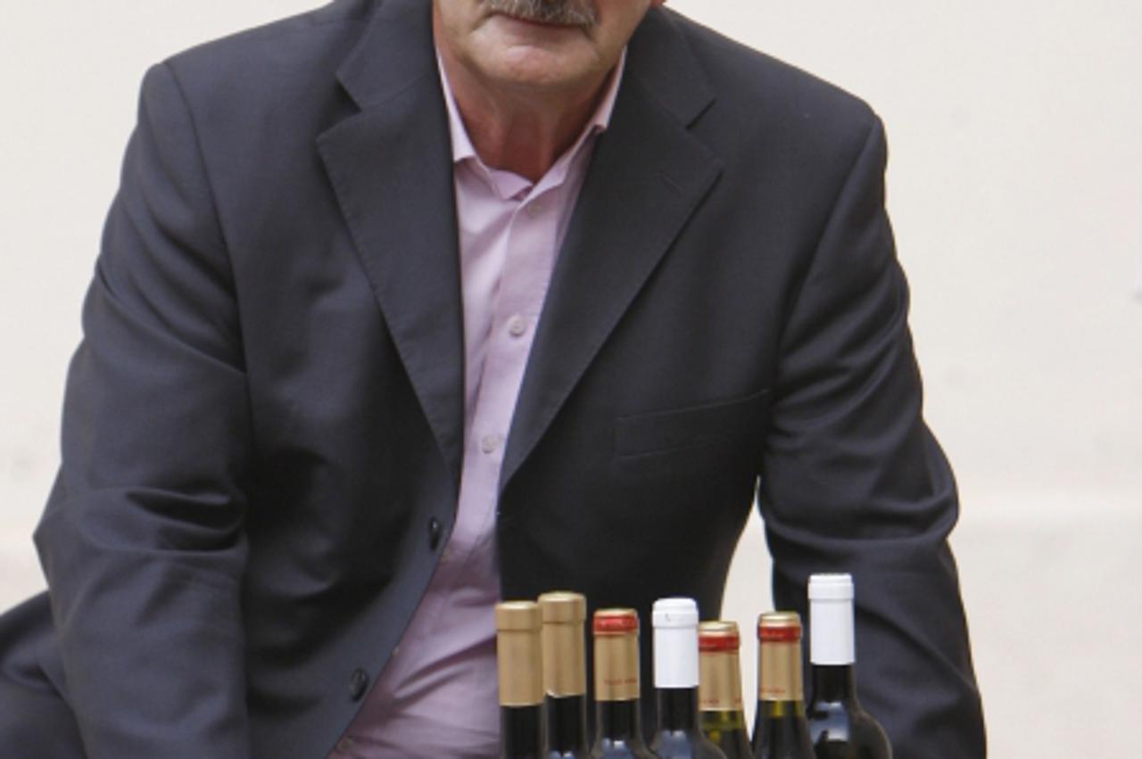 'gra 26.05.2009. U Klovicevim dvorima u Zagrebu odrzano je predstavljanje trofejnih vina poznatog hrvatskog vinara Vlade Krauthakera. Njegova vina su osvojila 7 nagrada na natjecanju koje organizira D