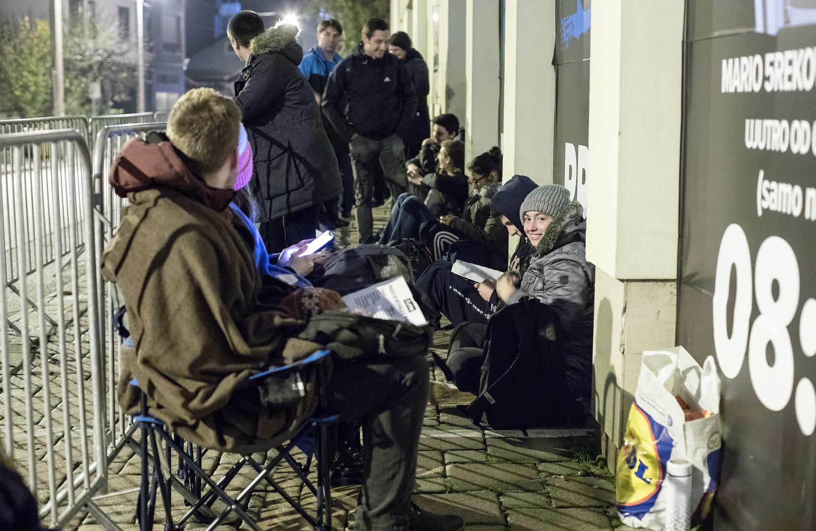 Ljubitelji tehnologije ne žele propustiti popuste koje nudi trgovina Links pa su već danas stali u red ne bi li prvi ušli u prodavaonicu koja sutra u 8 sati otvara svoja vrata.