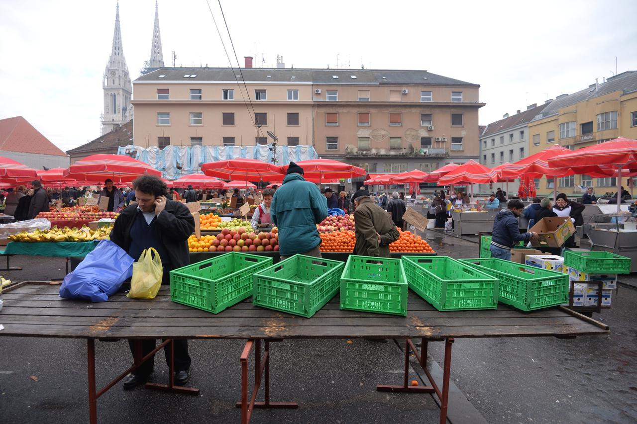 03.01.2014., Zagreb - Ponuda svjezeg voca i povrca na trznici Dolac.  Photo: Marko Lukunic/PIXSELL