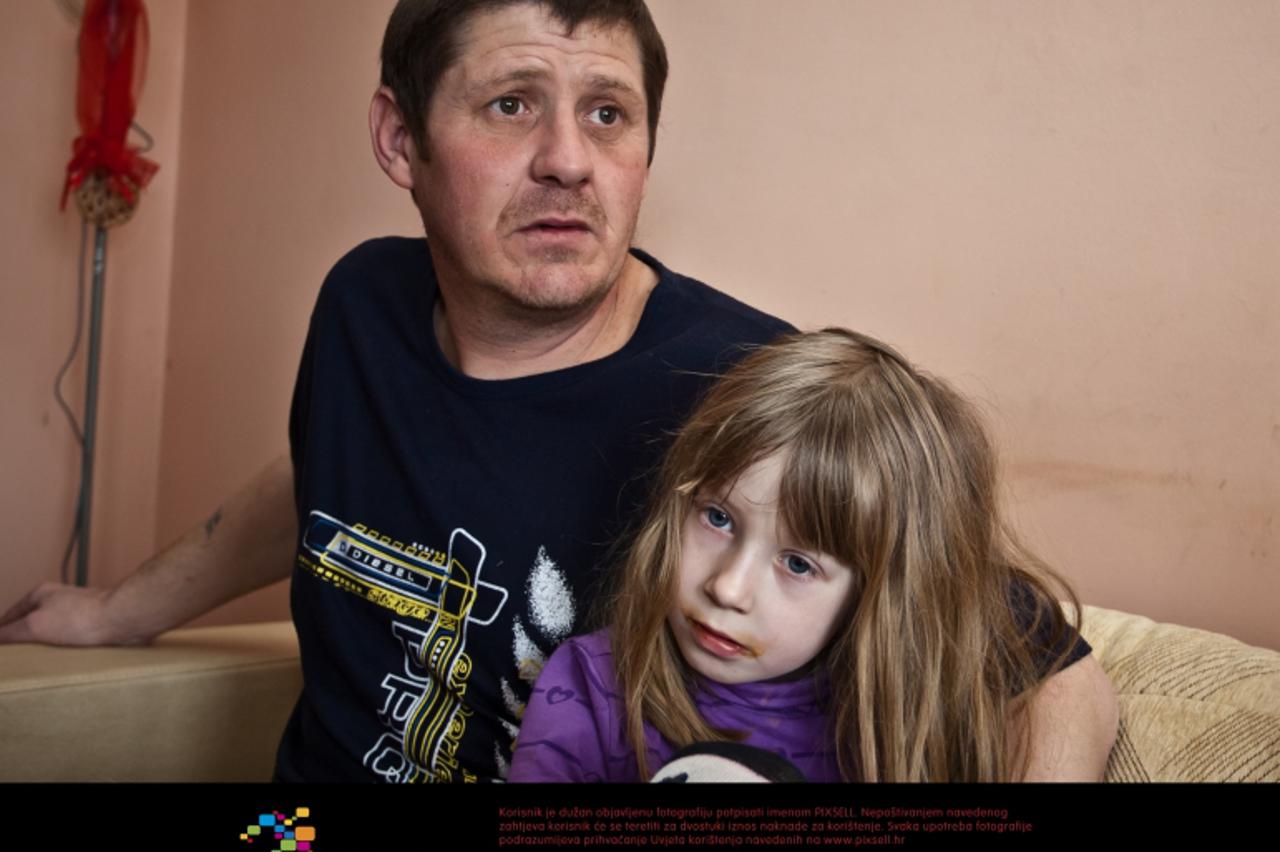 '04.03.2011., Vukovar - Tihomir Purda s obitelji nakon prve noci na slobodi nakon dva mjeseca provedena u zenickom pritvoru. PRI KORISTENJU FOTOGRAFIJE ZASTITITI IDENTITET DJETETA! (PREKRITI OCI)  Pho