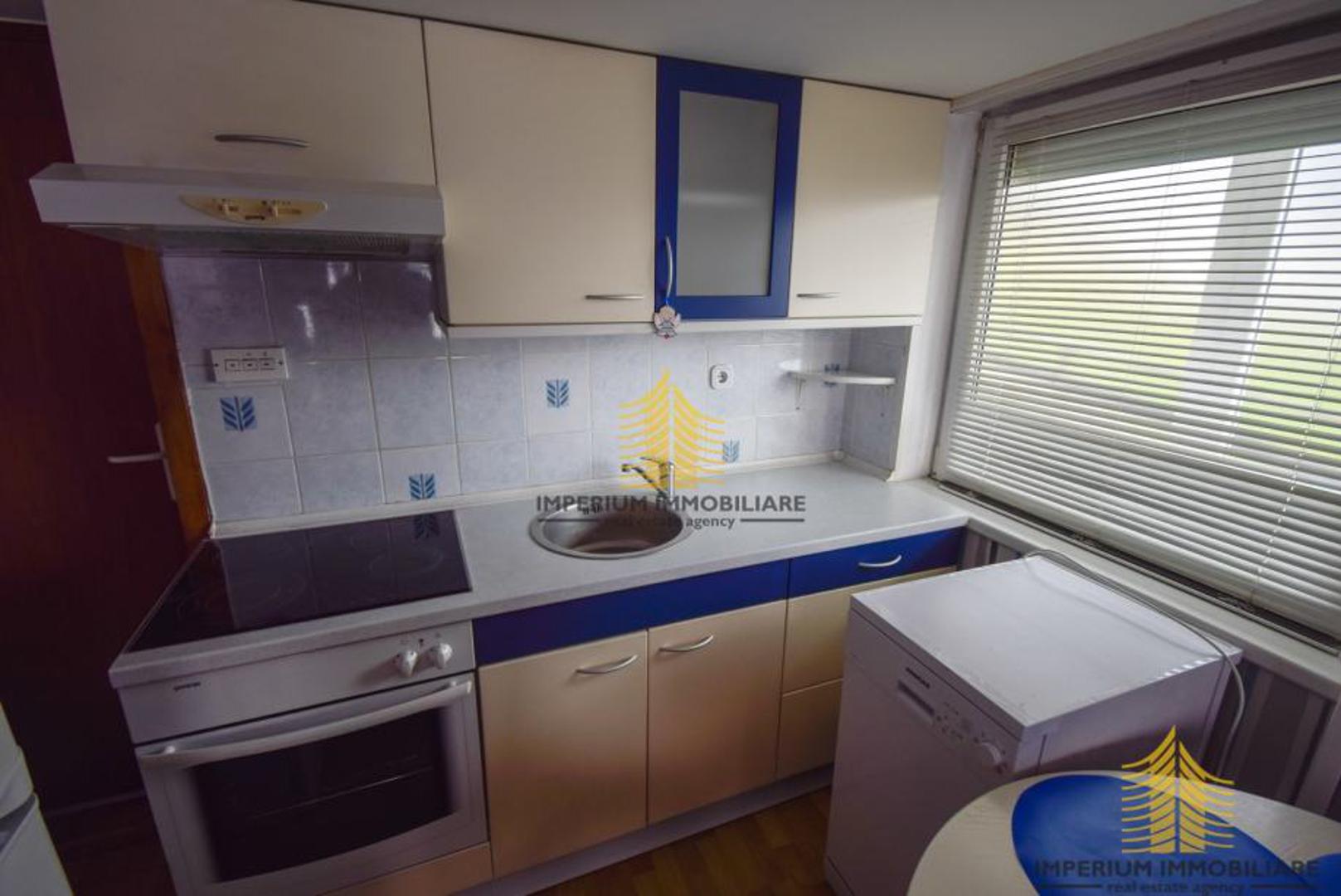 Ovaj dvosobni stan u Kustošiji dokazuje suprotno, u njega je stalo doslovno sve. I kuhinja, i blagovaonica, i dnevni boravak, i spavaća soba na galeriji, a još je ostalo mjesta i za lođu na kojoj možeš popiti jutarnju kavu i gledati kako sunce ulazi kroz prozore okrenute na jug i istok.
