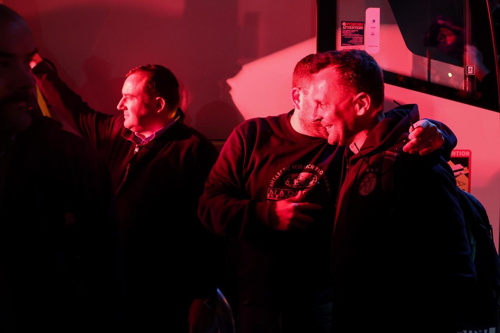 Plavi su tako otišli na deset bodova prednosti pred najvećim rivalom i praktički osigurali novi naslov prvaka što su njihovi navijači odlučili nagraditi spektakularnim dočekom pred Maksimirom.