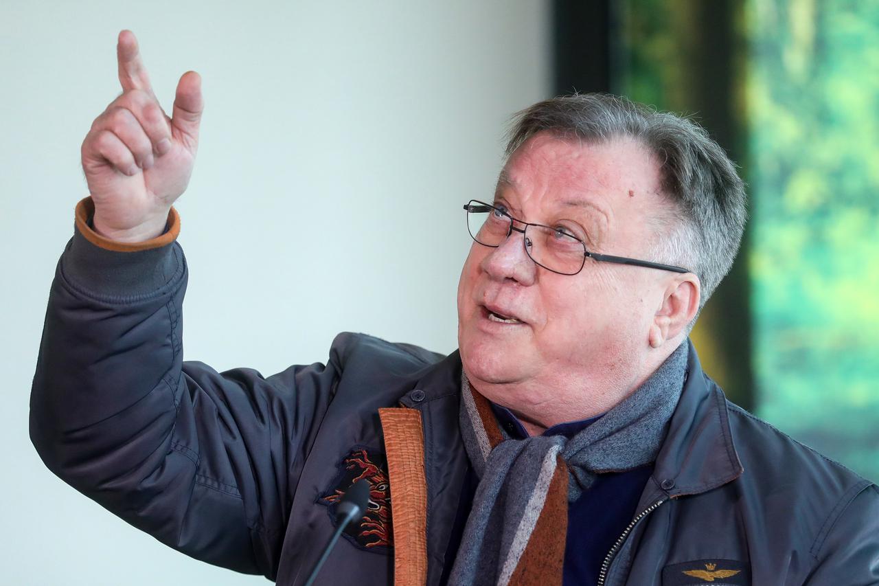 Na današnji dan rođen je Halid Bešlić, najpoznatiji bosanski pjevač narodne glazbe