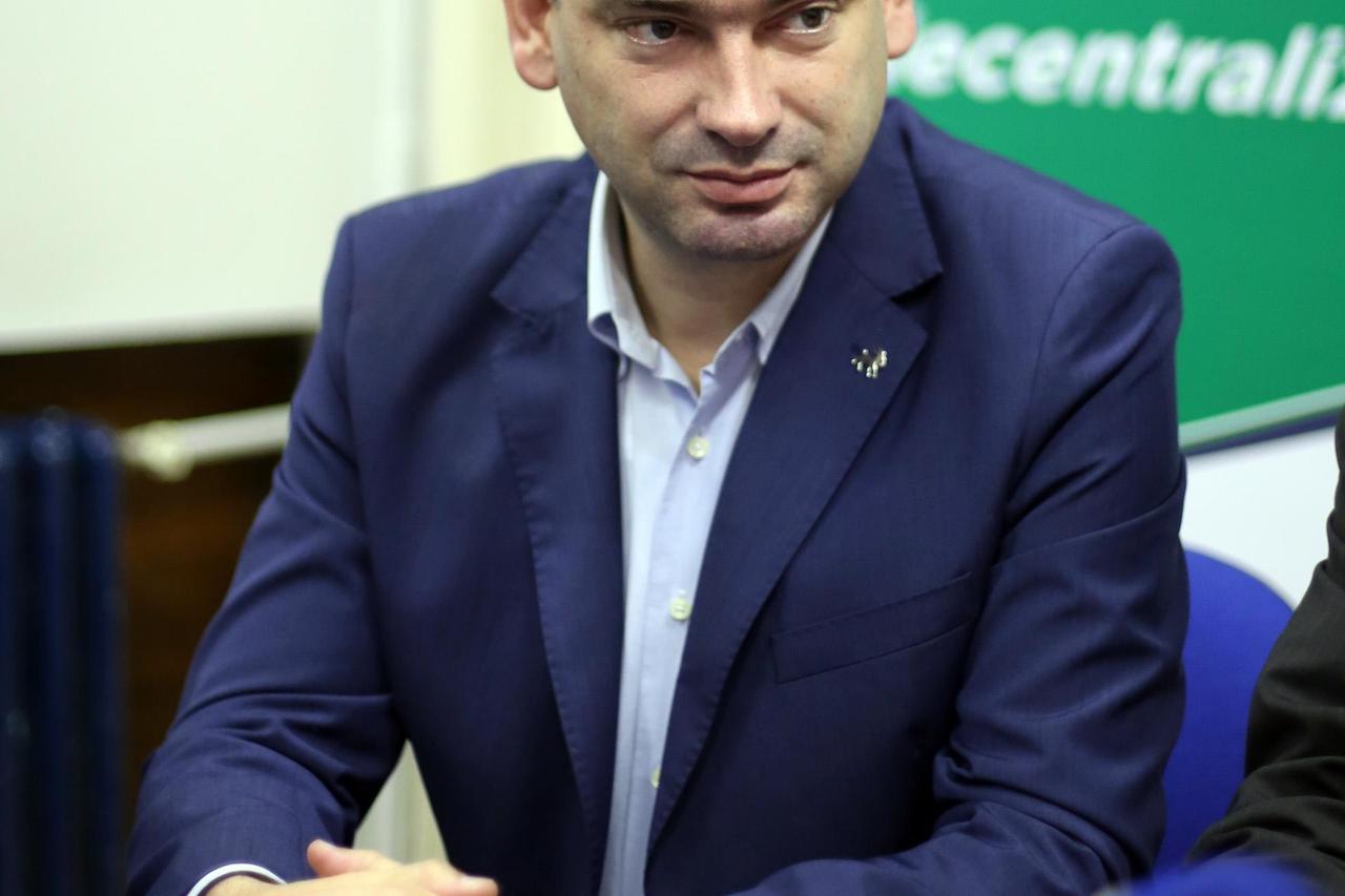 18.11.2015. Rijeka - Konferencija za medije predsjednika stranaka IDS, PGS i Liste za Rijeku, nakon izbora. Boris Miletic(IDS), Dario Vasilic (PGS) i Danko Svorinic(Lista za RI) obratili se medijima Photo: Goran Kovacic/PIXSELL