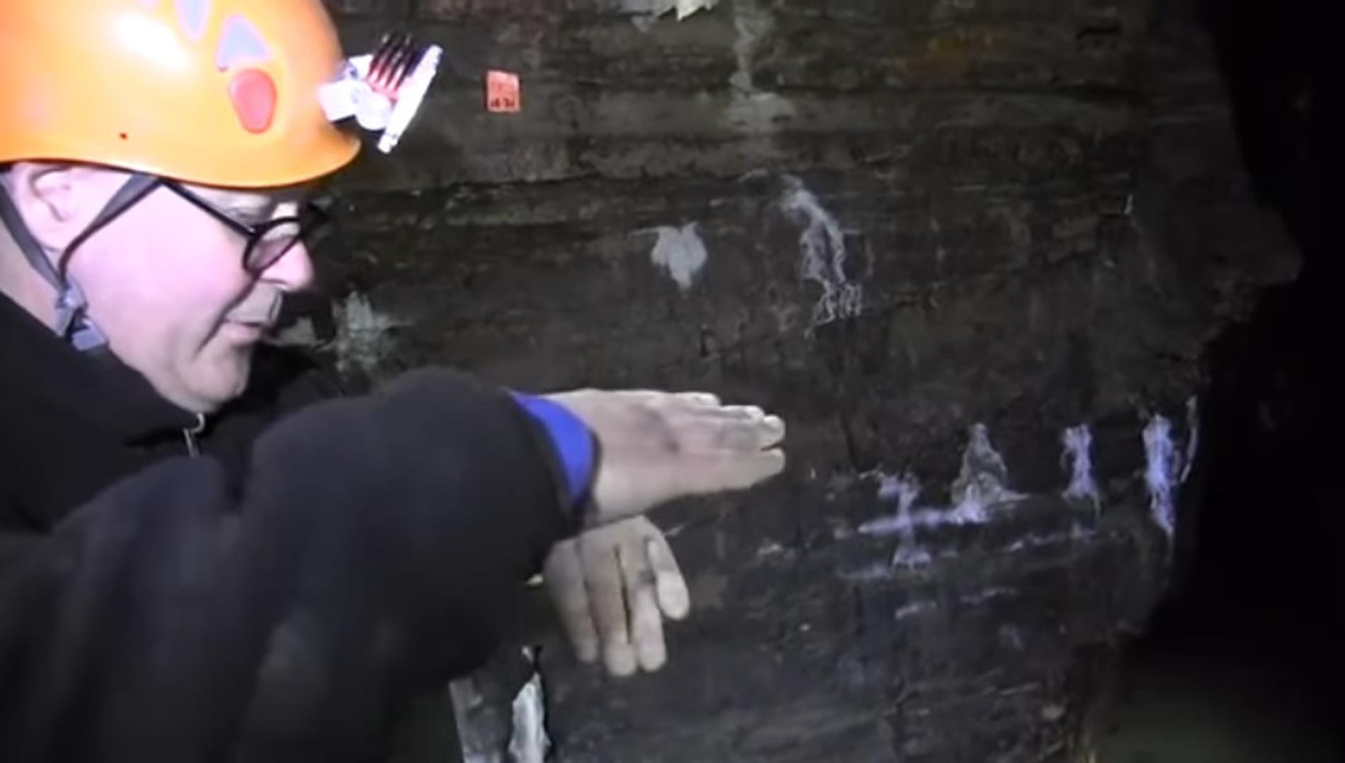 Tada je pritisak golemih ledenjaka podijelio stijenu ispod površine zemlje i tako je nastala ova špilja.