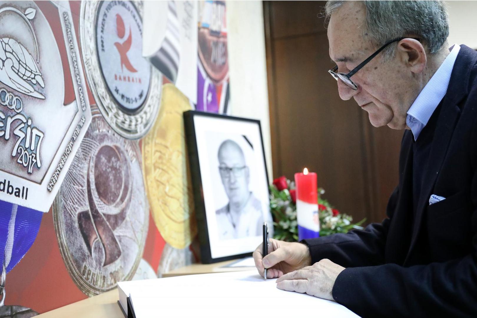 – Uvijek ću ga pamtiti kao čovjeka koji se znao šaliti, koji je dizao atmosferu. Ali bio je on i malo samozatajan. Nikad nije pokazivao svoje emocije, a u sebi se sigurno znao “gristi” – rekao je Lino Červar.
