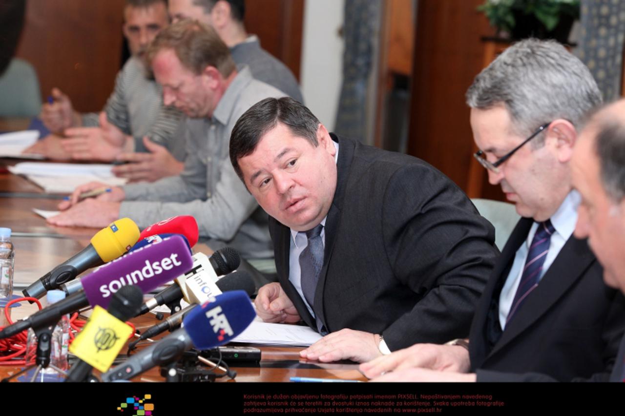 \'22.02.2012., Zagreb - Predstavnici udruga mljekara Mladen Solcic, Igor Resetar i Drago Bagaric bili su na sjednici odbora za poljoprivredu  Photo: Patrik Macek/Pixsell\'