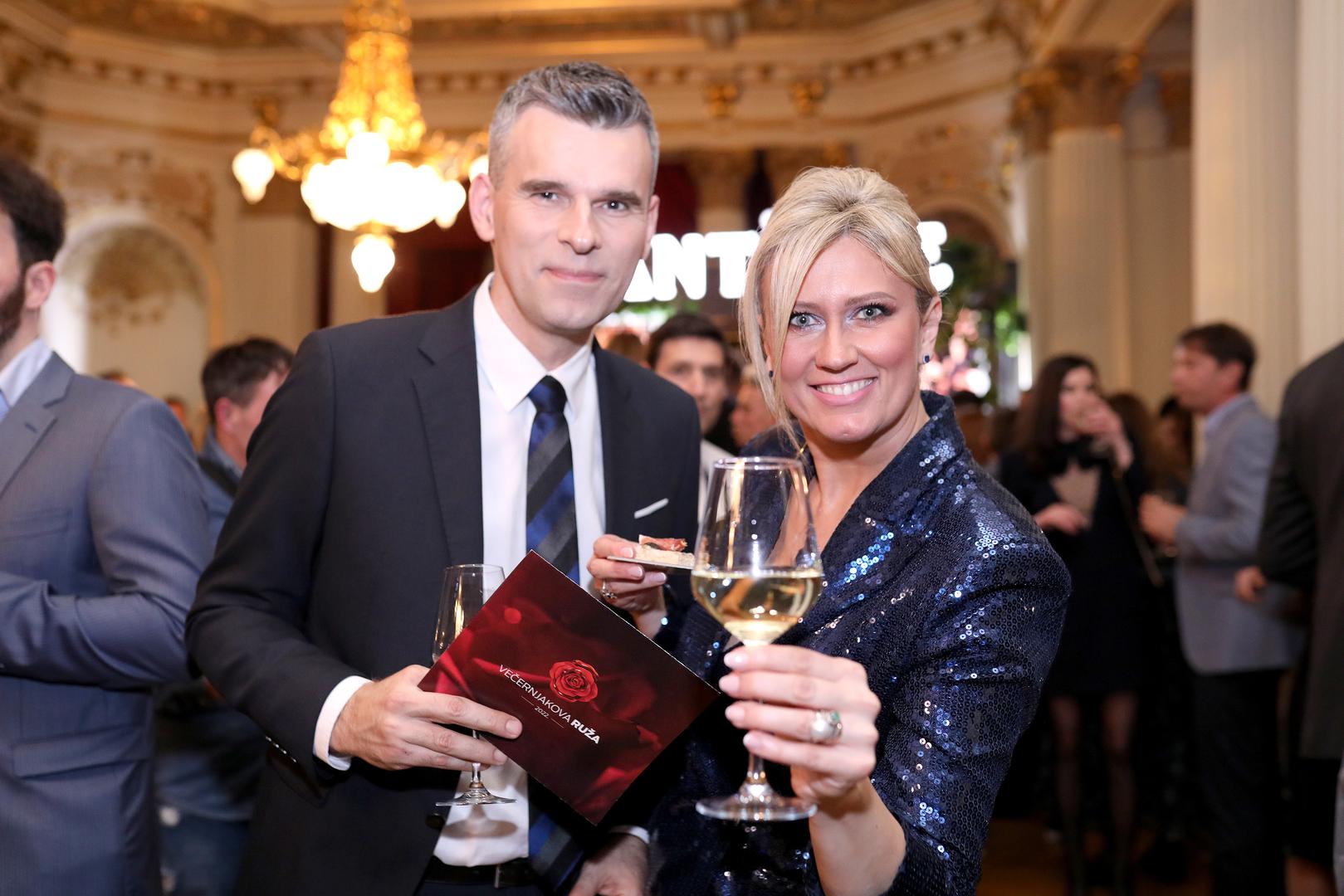 Romina Knežić već više od 17 godina uspješno vodi Dnevnik Nove TV, gdje je čini omiljenom među gledateljima, zajedno s kolegom Petrom Perežom. 