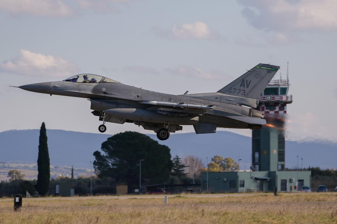 US will train 12 Ukrainian F-16 pilots in 2024