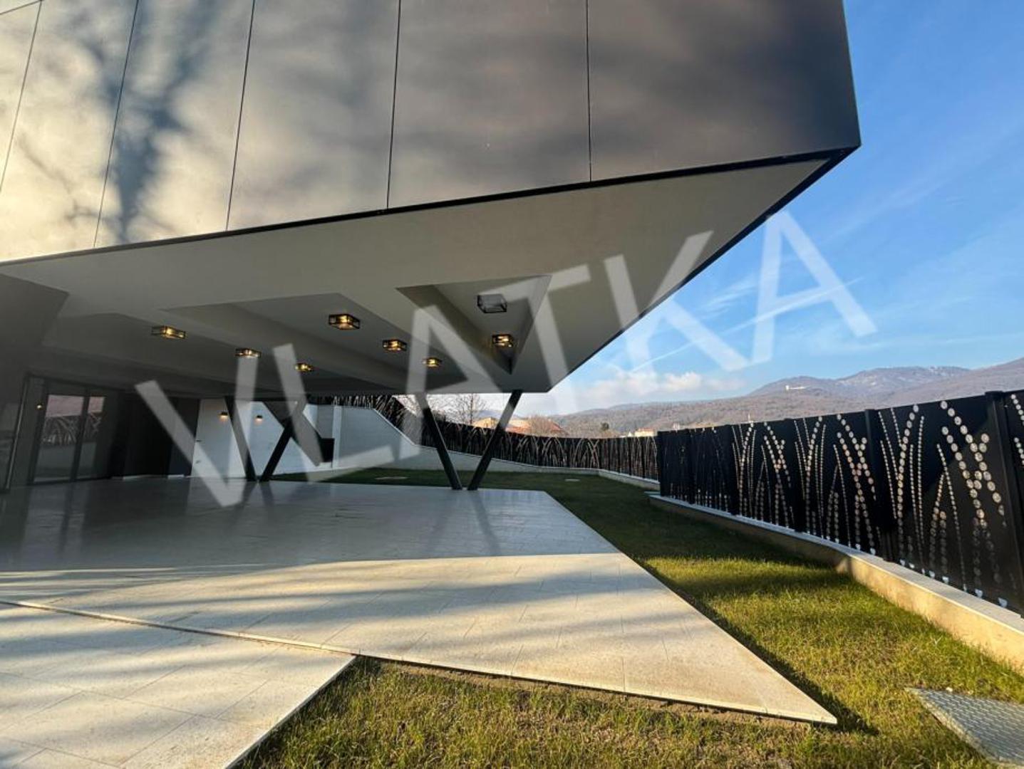 Suteren ima 206, 62 m2: korisne (podne) površine 168,29 m2, četiri spavaće sobe, tri kupaonice, toalet za goste, kuhinju s blagovaonicom i dnevnim boravkom, izbu, balkon površine 10,5m2, terasu 27,83 m2. Tu su i dvije garaže