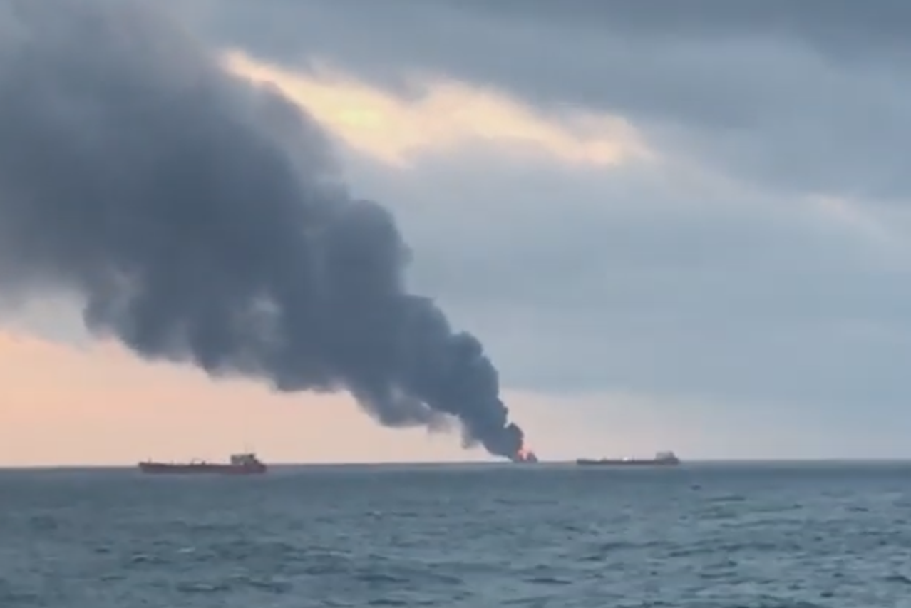 Zapaljen brod u Kerčkom prolazu