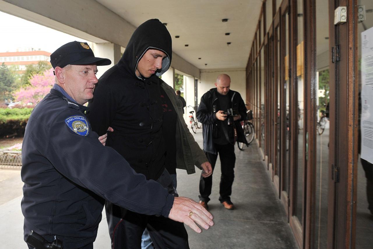 \'29.04.2011., Ulica brace Radic, Varazdin, Na istrazni sud u Varazdin priveden je Darijo Cemerika optuzen za ubojstvo bratica u Podturenu Photo: Marko Jurinec/PIXSELL\'