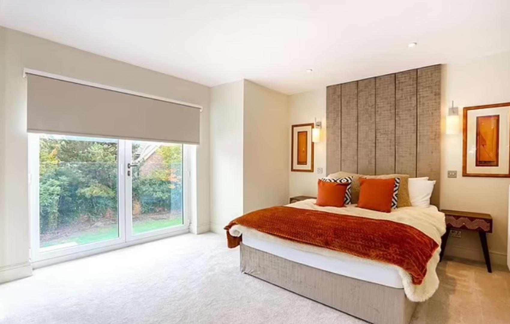 Prema izvještajima britanskog tabloida Daily Mail, Littler je u rodnom Warringtonu (Cheshire, Engleska) kupio prostranu vilu s pet spavaćih soba vrijednu približno 1,15 milijuna eura. 