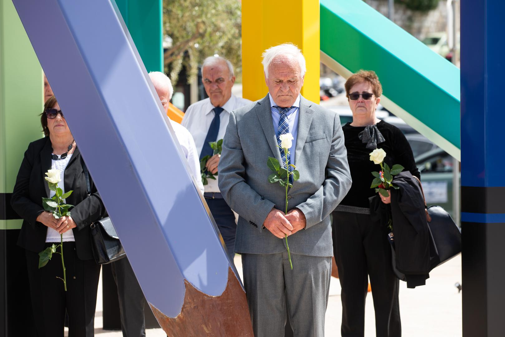Uz obitelji poginule djece te brojne Dubrovčane stigao je i predsjednik Vlade Andrej Plenković te prilikom posjeta podsjetio na veliku žrtvu obitelji stradalnika Domovinskog rata