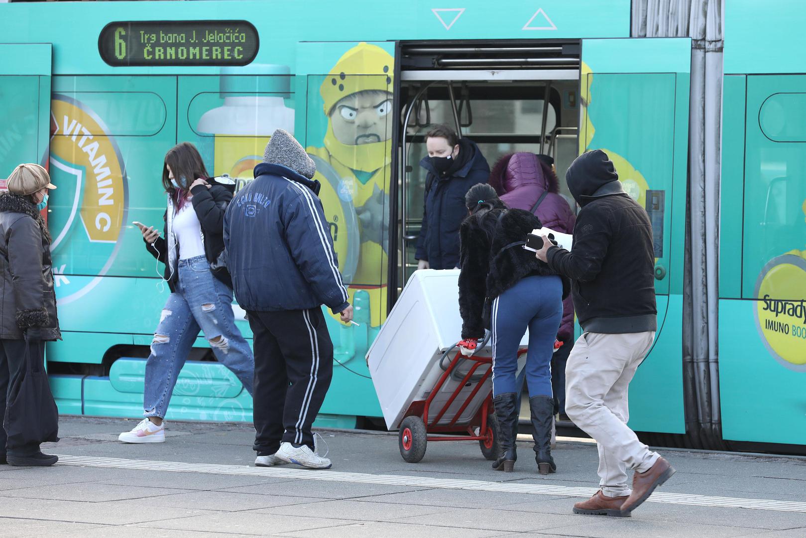 Jedan je par uspješno izveo akciju prebacivanja perilice rublja u tramvaj.