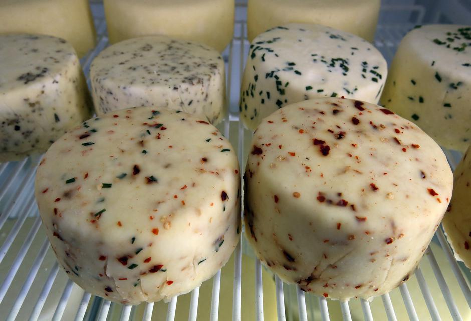 05.11.2015., Bedenica - Proizvodjacica sira Stefica Loncar sa svojim sirevima spravljenima s mediteranskim biljem osvojila je zlatne medalje na europskom natjecanju.  Photo: Robert Anic/PIXSELL