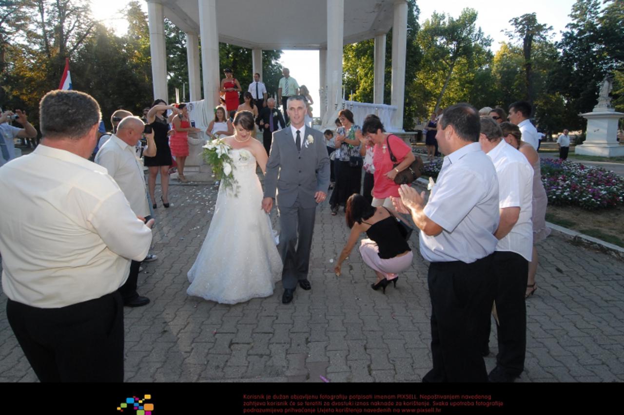 '18.08.2012., Bjelovar - Neobicno i zanimljivo vjencanje mladenaca Ivanke Butorac iz Skucana kraj Bjelovara i Borisa Domjana iz Varazdina. Umjesto u crkvi i maticnom uredu svoje sudbonosno da odlucili