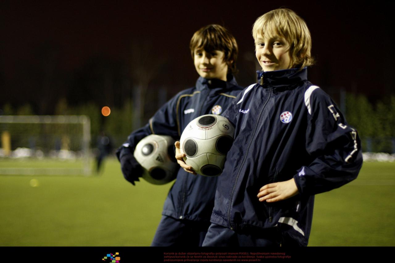 \'13.01.2010., Zagreb, Hrvatska - Pomocni teren iza juzne tribine Dinamovog stadiona u maksimiru. Dinamovi pioniri Davor Lovren i Dino Halilovic. Photo: Slavko Midzor/PIXSELL\'