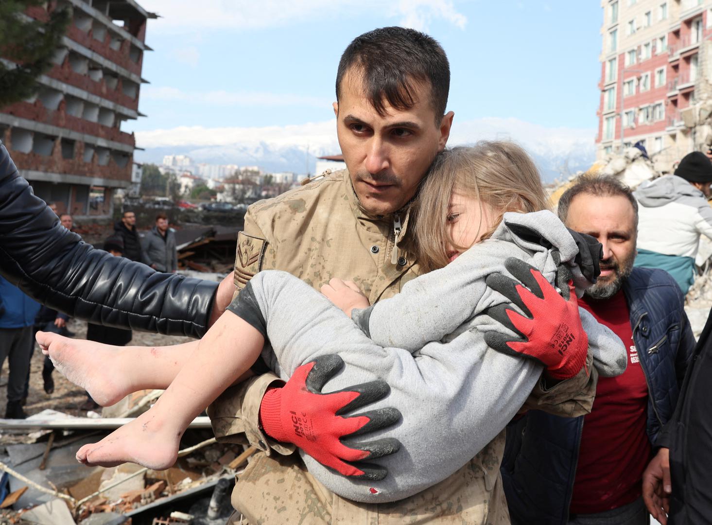 Muhammet Ruzgar, 5, is carried out by a rescuer from the site of a damaged building, following an earthquake in Hatay, Turkey, February 7, 2023. REUTERS/Umit Bektas Photo: UMIT BEKTAS/REUTERS