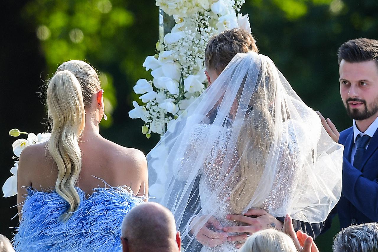 ARHIVA - 2022. EKSKLUZIVNE FOTOGRAFIJE Varaždin: Vjenčanje Dine Dragije i Tina Jedvaja u dvorcu Leitner