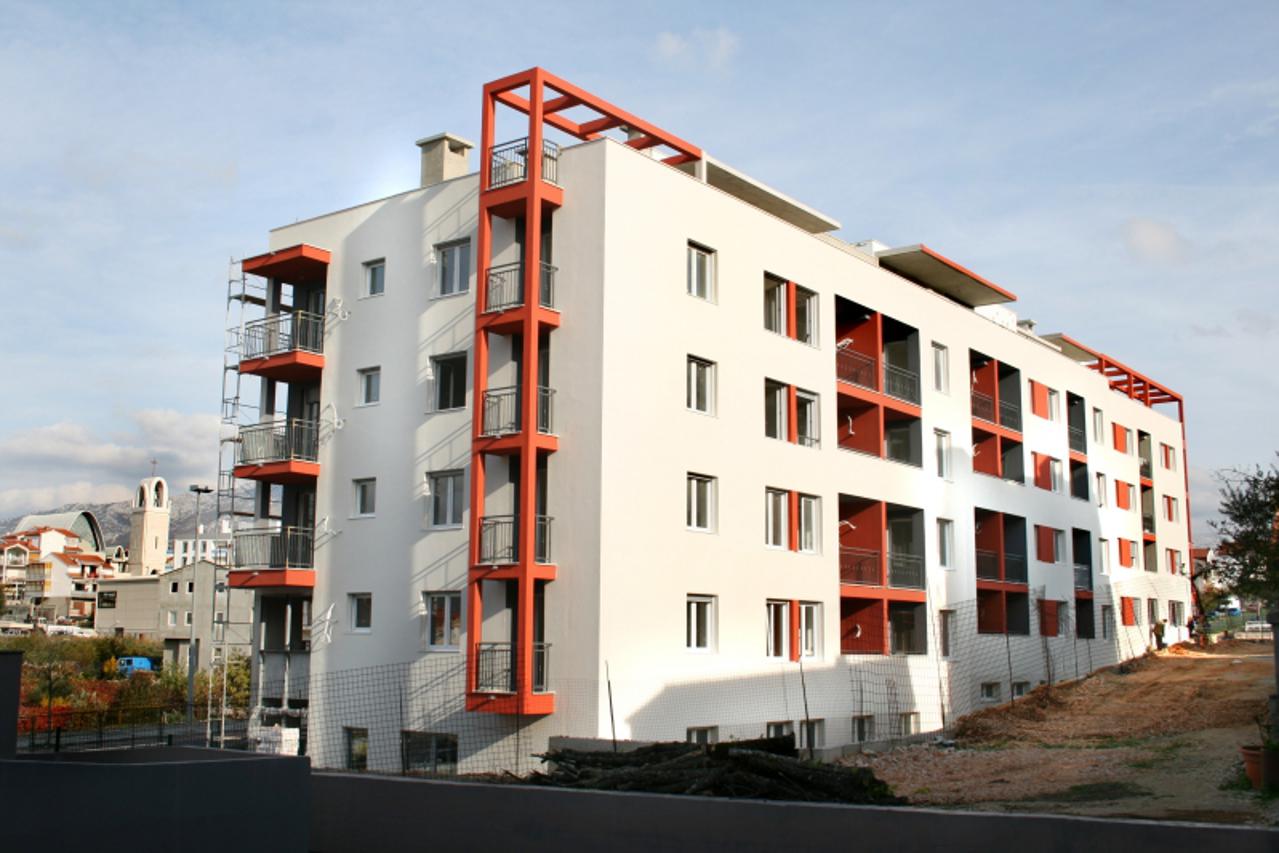 \'kvadrat - 16.11.2009. Split, Hrvatska  - Novoizgradjena, dvije zgrade jedna do druge u ulici Drinskih mucenica u gradtskom kotaru Mejasi. U jednoj su stanovi useljeni, a druga se dovrsava. Photo: Iv