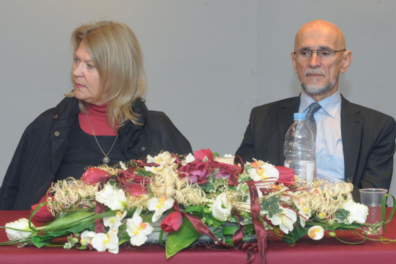 'PREDSTAVLJANJE KNJIGE JULIENNE EDEN BUSIC TVOJA KRV I MOJA U KOSACI U MOSTARU.... zvonko busic...SNIMIO S. LASIC'