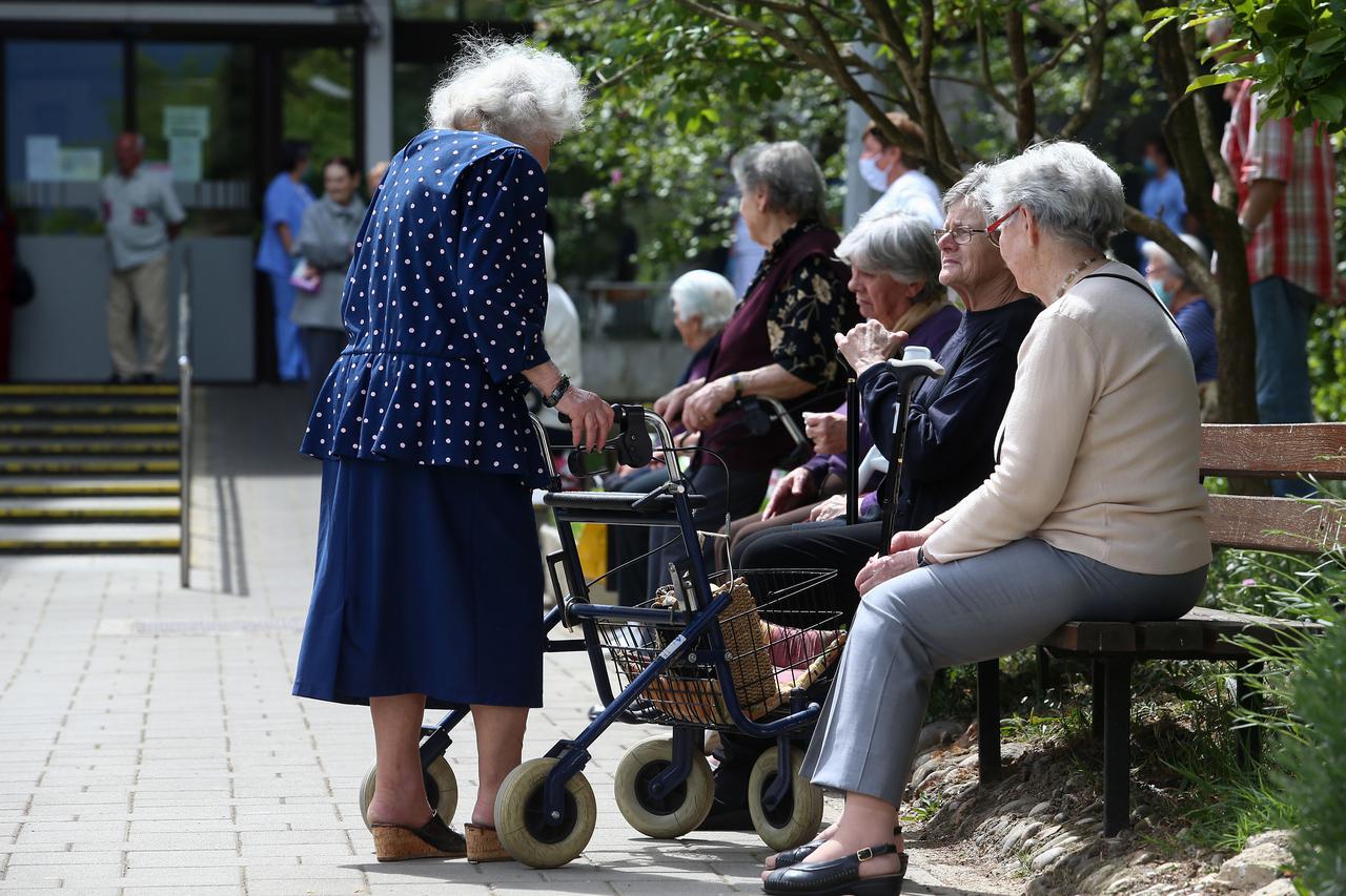 Zagreb: Korisnici Doma za starije i nemoćne glazbom i plesom obilježili Svjetski dan plesa