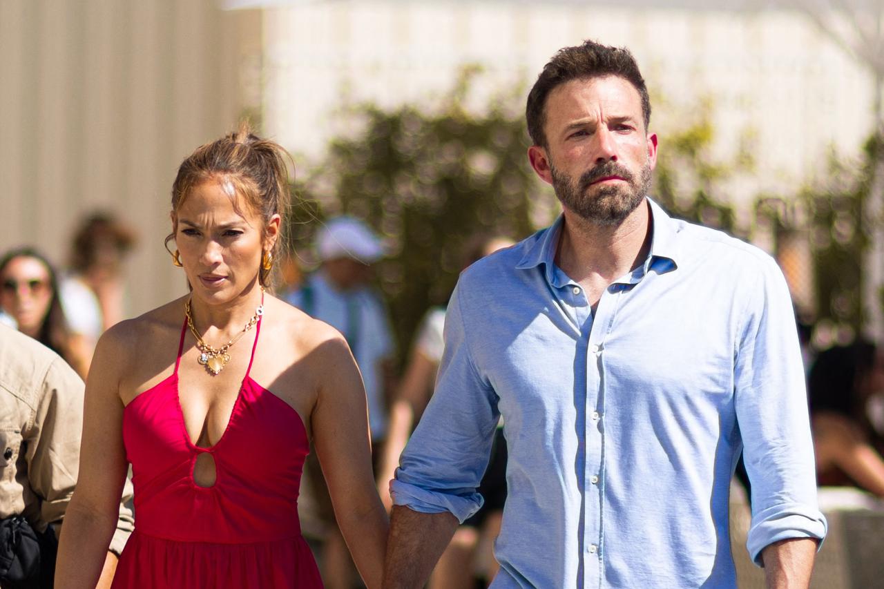 TDS - Exclusif - Ben Affleck et sa femme Jennifer Affleck (Lopez) font du shopping à la Samaritaine lors de leur lune de miel à Paris