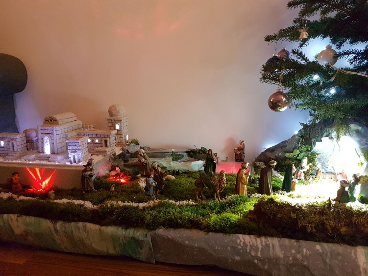 Marin Volarević – Jaslice su izrađene od mahovine, a uz glavne likove, tu
je još desetak raznih figurica koje stoje u rekonstruiranom Betlehemu.