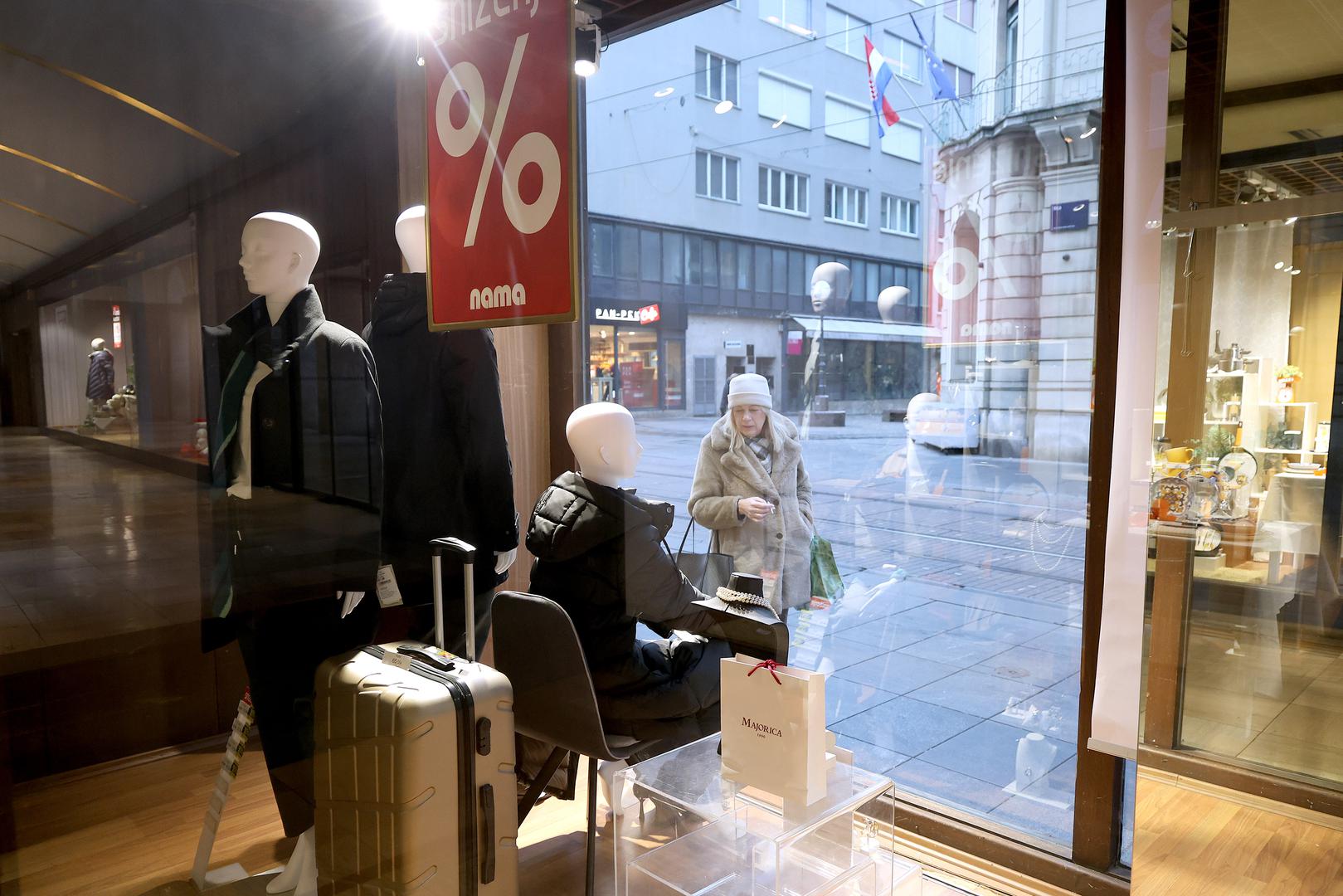 Trgovine u centru Zagreba u jutarnjim satima ponovno su bile prazne, a brojni građani su se zasad odazvali bojkotu. Osvanul su čak i prvi plakati kojima se poziva građane na bojkot. 
