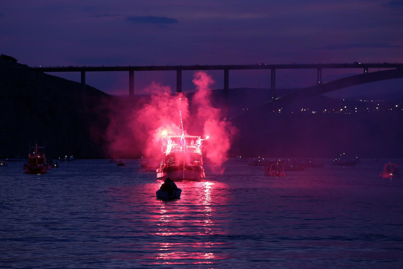 Radi se o spektakularnoj bakljadi na Krčkom mostu s 222 baklje za 222 hrabra srca, odnosno poginula branitelja u Domovinskom ratu s Kvarnera.