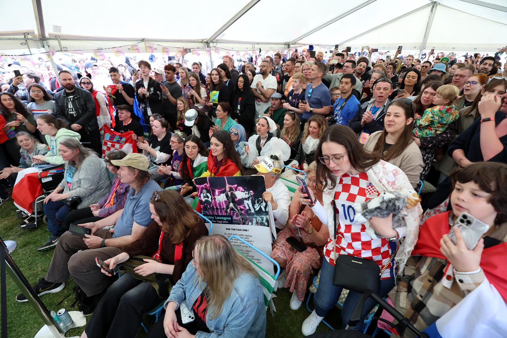  Upoznali smo tako jednu obitelj iz Španjolske koja je došla na Euroviziju, zatim cure iz Velike Britanije, a među fanovima ima i naših, poput četiri djevojke iz Zagreba, koje su unajmile kuću na pola sata vožnje od Malmöa i svaki dan dolaze u grad pratiti eurovizijska zbivanja.