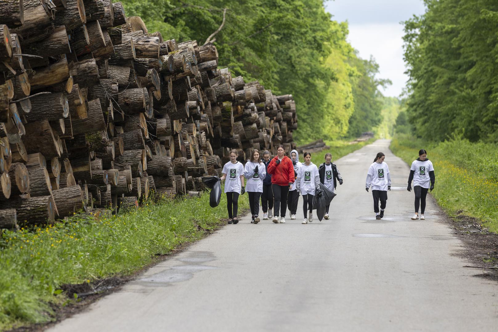 26.04.2025., Bosnjaci - Rezolucija Zemlja 2025 -  Savjet mladih Opcine Bosnjaci i DVD Bosnjaci u akciji ciscenja smeca. Photo: Davor Javorovic/PIXSELL