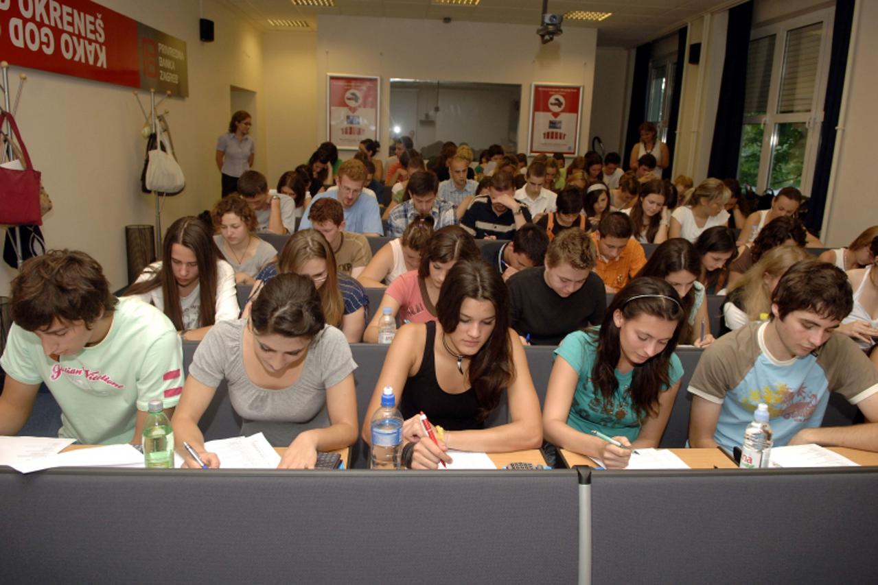 'unutrasnja...zagreb...09.07.2007. kenedyev trg, ekonomski fakultet, prijemni ispiti, studenti, guzva,  foto: goran stanzl'