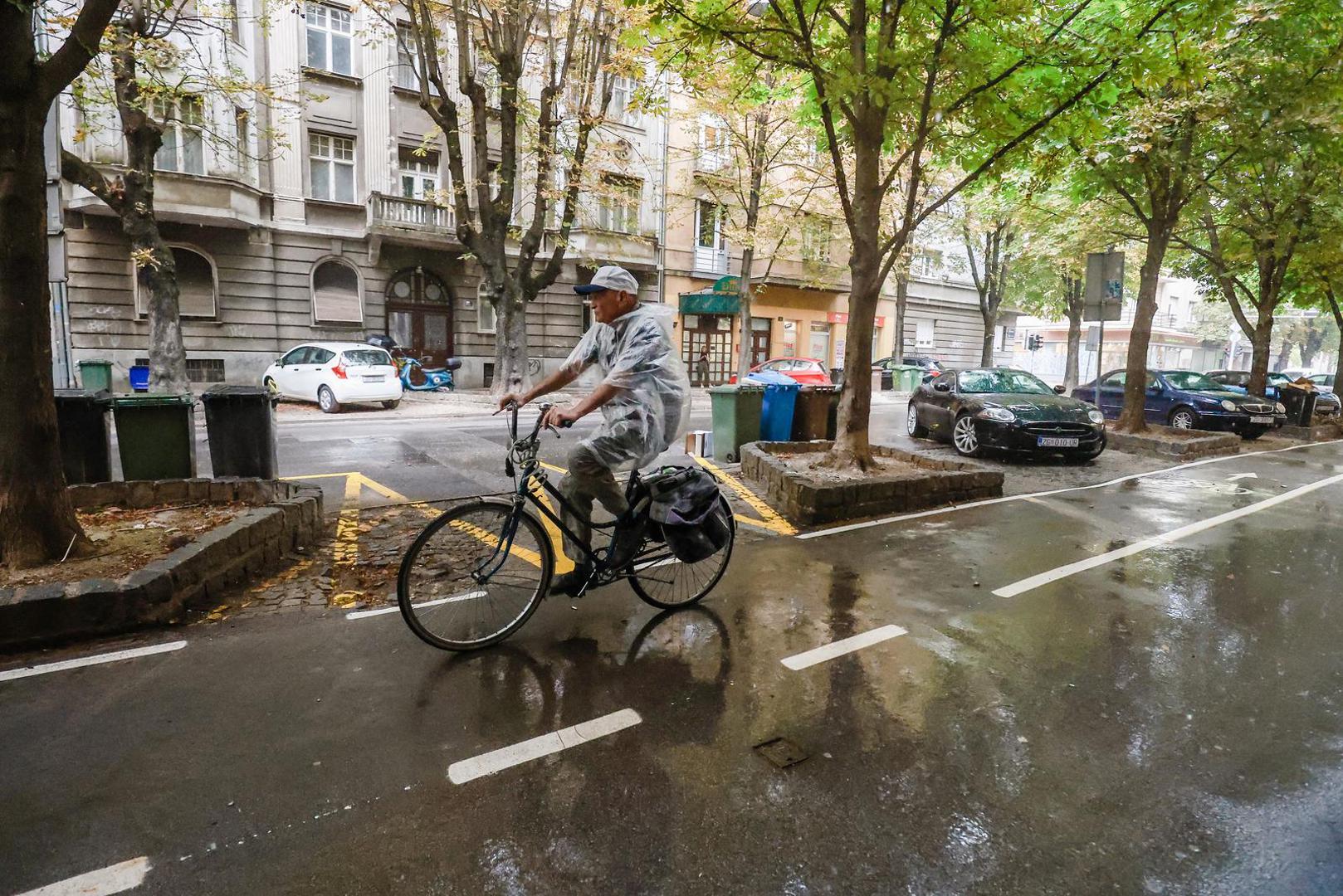 15.09.2022., Zagreb - Gradska svakodnevica u sredistu grada. Najavljeni pljusak uz grmljavinu osvjezio ulice te snizio temeraturu u zraku. Photo: Sanjin Strukic/PIXSELL