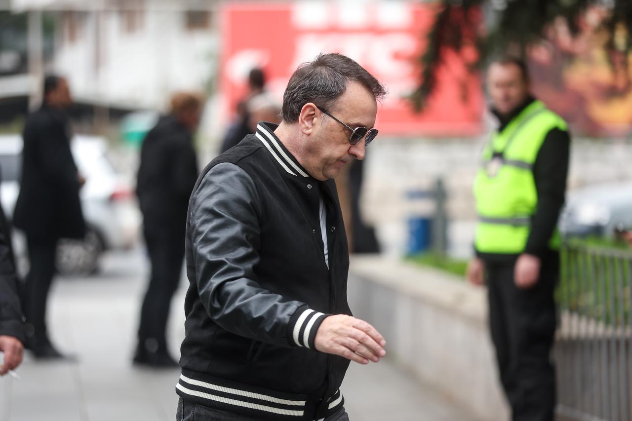 Sarajevo: Dolazak uzvanika na komemoraciju za Halida Bešlića u Narodno pozorište 