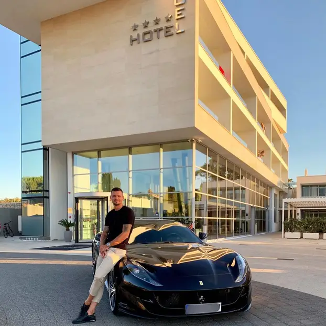 Bivši hrvatski reprezentativac Dejan Lovren vozi Ferrari 812 Superfast vrijedan također oko 260.000 eura. Za samo 2,9 sekundi postigne brzinu od 100 kilometara na sat, a ima čak 800 konjskih snaga.