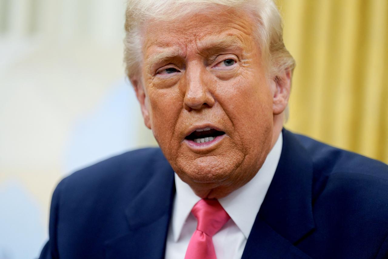 US President Donald Trump Signs Executive Order Pausing USMCA Tariffs