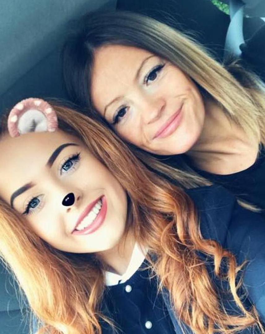 Na lijevoj strani je Jenna McKenna, a na desnoj njezina 17-godišnja kći. 
