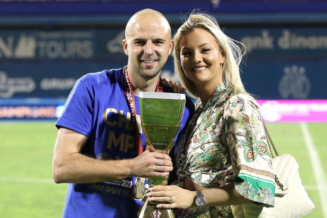 Nogometaši Dinama ponosno pozirali sa svojim obiteljima