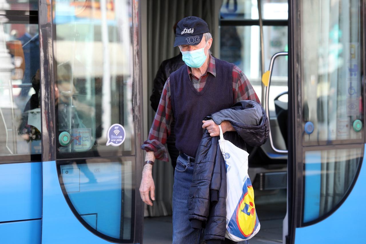 Smanjen broj putnika u tramvajima, mnogi nose zaštitne maske
