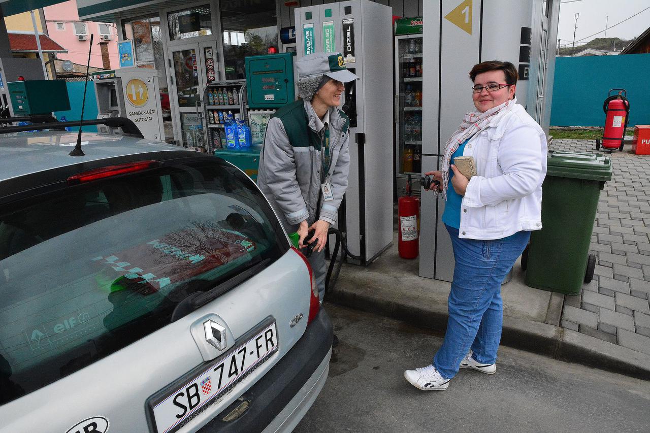 17.02.2016., Bosanski Brod - Brodjani po gorivo odlaze u susjedni Bosanski Brod jer je taj energent u Bosni i Hercegovini znatno jeftiniji, a ustede su i preko dvije kune po litri.  Photo: Ivica Galovic/PIXSELL