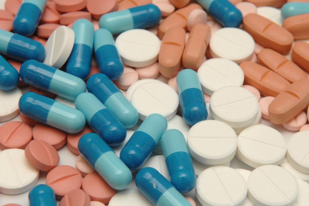 'zagreb...181207 pliva.....proizvodnja tj. pakiranje lijekova...lijekovi.tablete..pilule...  snimio miso lisanin'