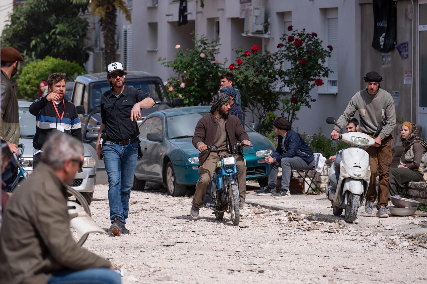 U seriji ulogu ima i poznati holivudski glumac Chris Pratt,  a pridružit će mu se i Luke Hemsworth, brat nešto popularnijih glumaca Chrisa i Liama.