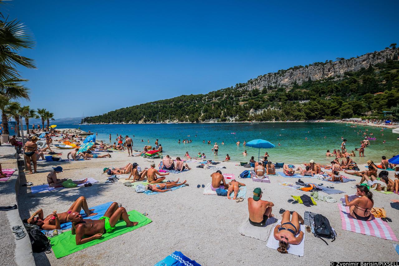 Gužva na splitskoj plaži Kasjuni podno Marjana