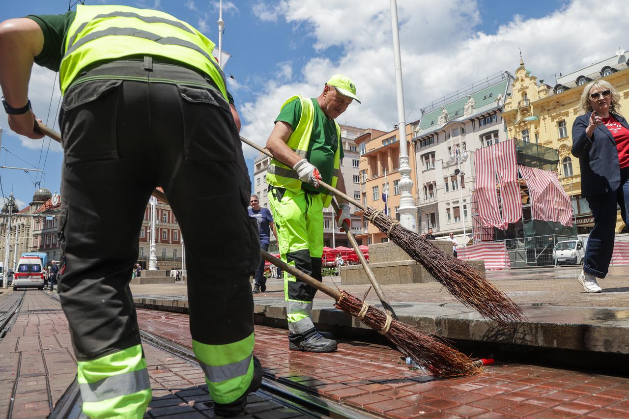Zagreb: Radnici Čistoće čiste trg nakon slavlja maturanata