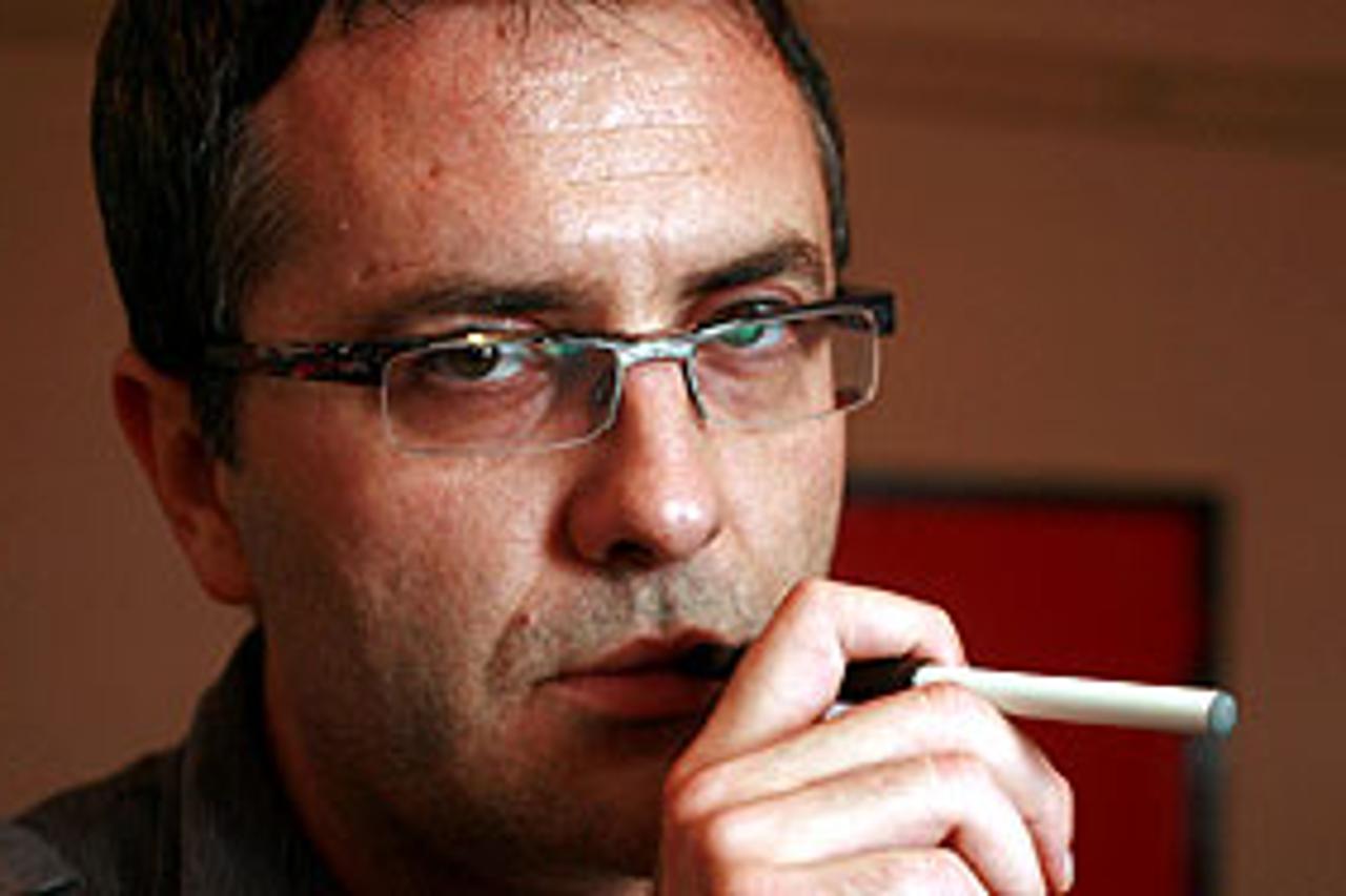 Otkrivamo pomoću kakvog gadgeta prestaju pušiti tarik Filipović, Mirjana Hrga i Božo Sušec. Simulator pušenja hit je u Europskoj uniji a može se pušiti i u avionu