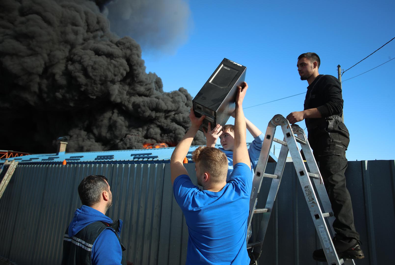 – Uzrok požara je na policiji, o tome će se govoriti kasnije. Najvažnije je da nitko ne strada i da se požar što prije lokalizira – istaknuo je.