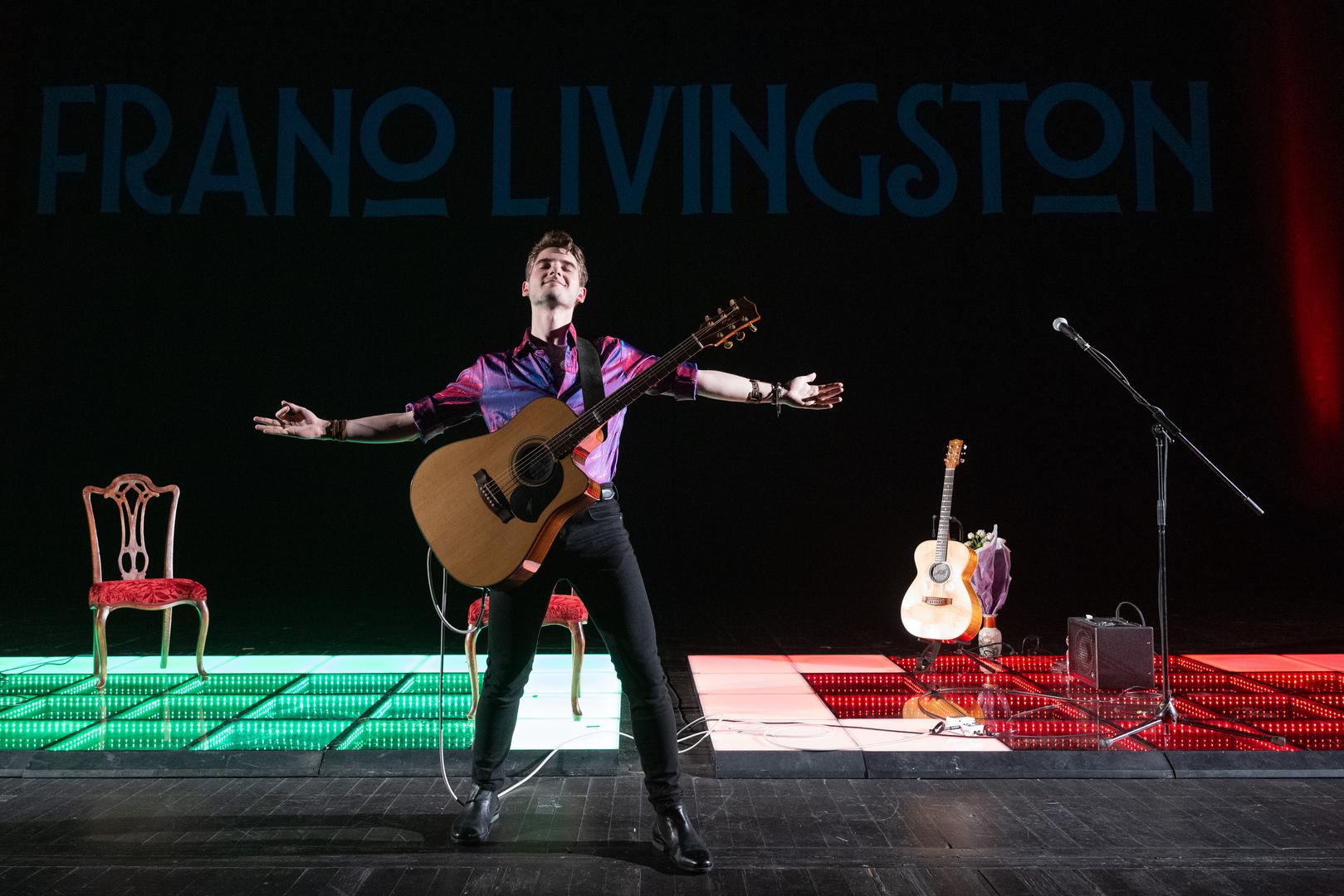 Nakon sinoćnjeg nastupa White Quarteta, večeras je u ispunjenom Zagrebačkom kazalištu mladih nastupio Frano Livingston (aka Frano Živković, gitaristički virtuoz i skladatelja kojeg već godinama nazivaju “hrvatskim čudom od djeteta”, a danas 20-godišnjim umjetnik svjetske klase.