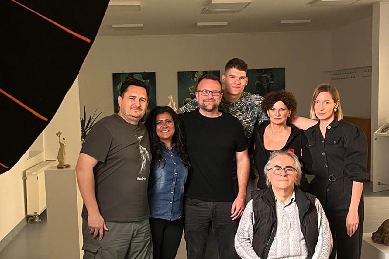 storyeditor/2025-04-03/Filmska_ekipa__s_lijeva_-_Goran__Haidy__Tomislav__Jan__Tanja__Josipa__Johnny__sjedi_.jpg